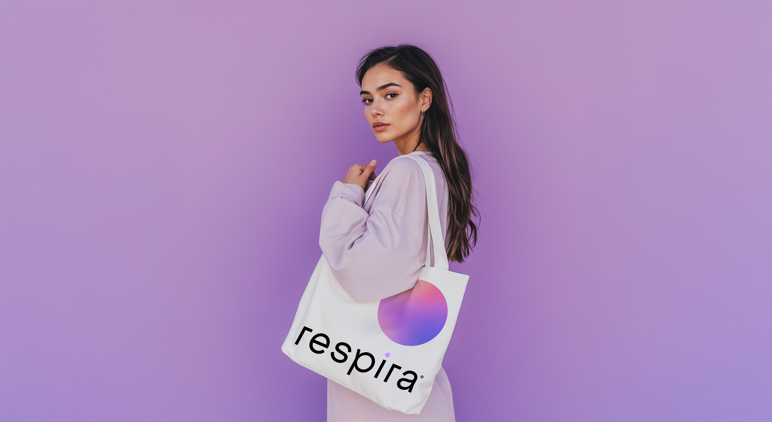 swtandco_00690_a_cool_woman_holding_a_white_tote_bag_lilac_back_17654dbf-c960-4352-b7de-7044d9b77634_Copy